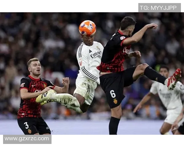足球巨星赛场突然脱鞋举动引发热议背后原因耐人寻味 足球巨星赛场突然脱鞋举动引发热议背后原因耐人寻味
